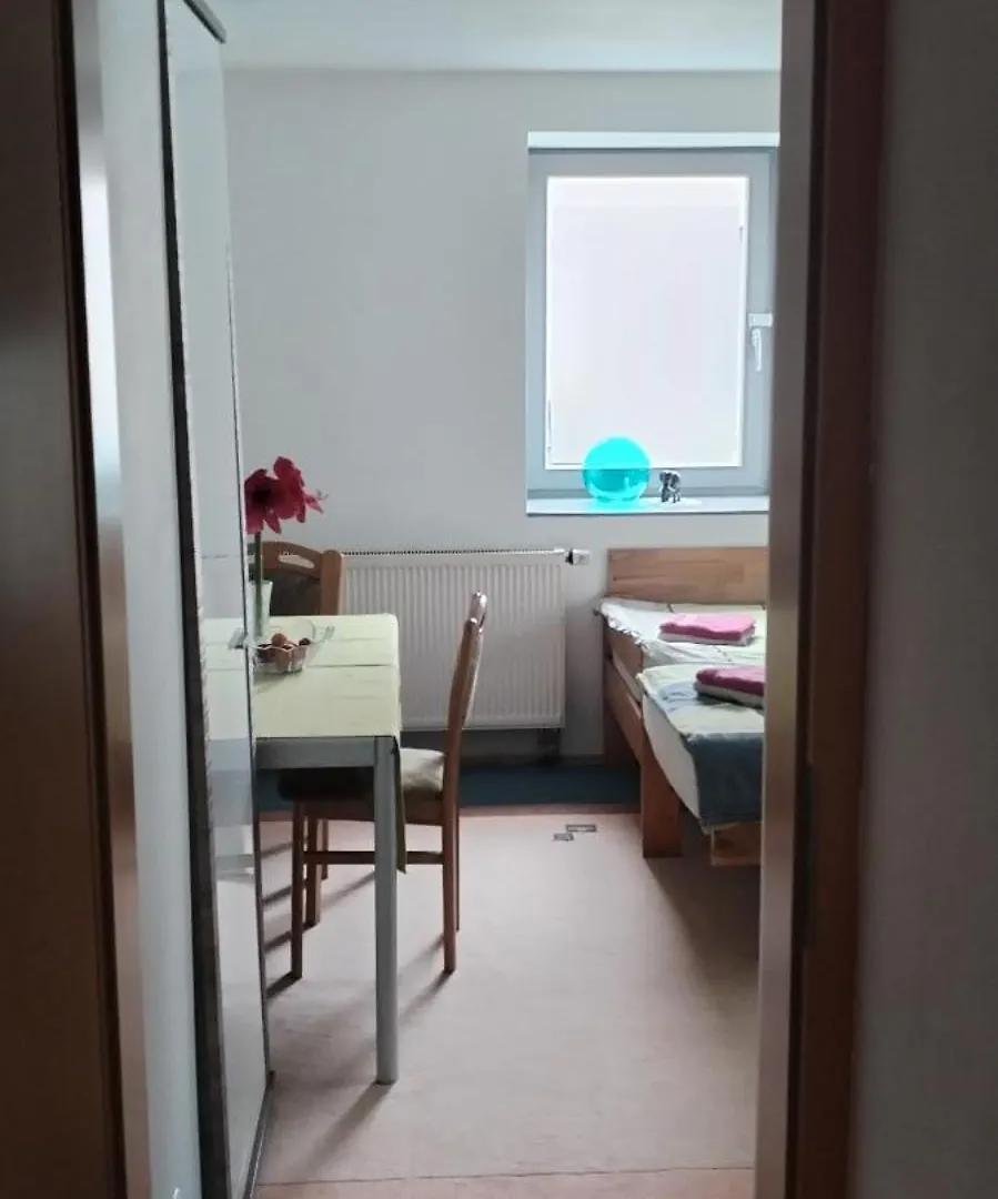 Praktisches Doppelzimmer Bei Nuernberg Mit Kuechenzeile Homestay Heroldsberg