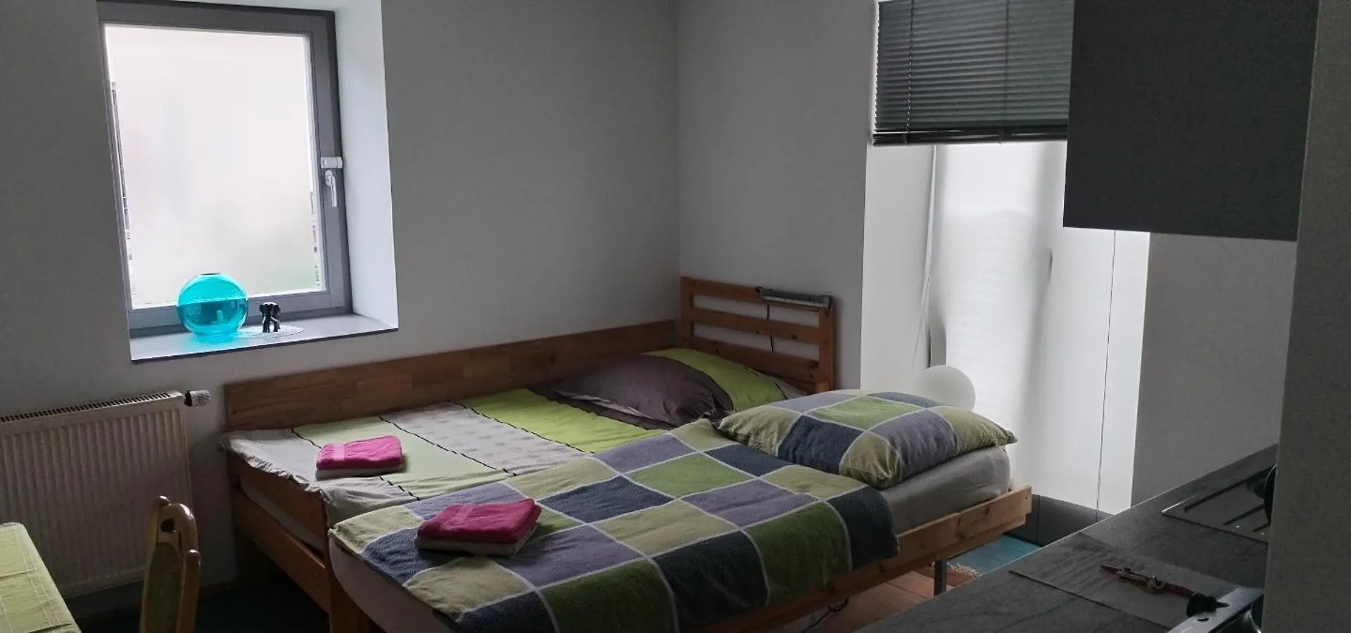 Praktisches Doppelzimmer Bei Nuernberg Mit Kuechenzeile
